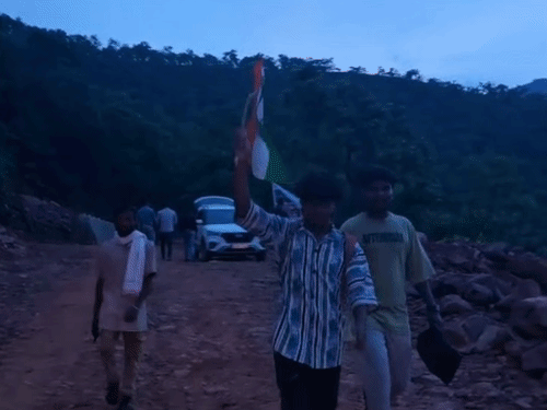 आसपास के ग्रामीण करीब 7 किलोमीटर पैदल चलकर पहाड़ी तक पहुंचे।