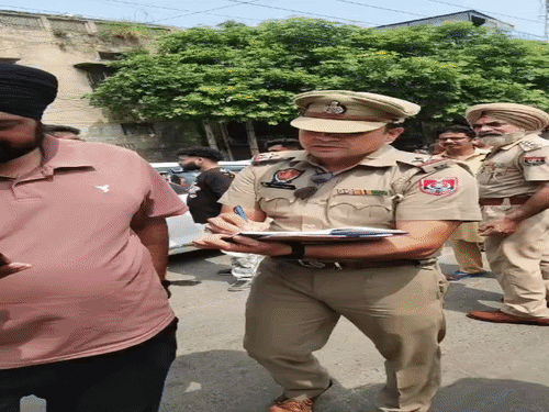 हादसे के बाद मौके पर जांच करने पहुंची पुलिस।