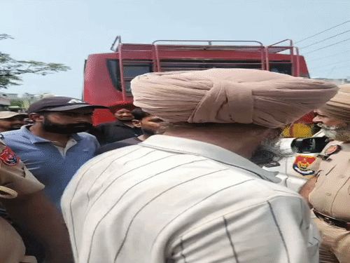 घटना के बाद मौके पर लोगों की भीड़ जमा हो गई।