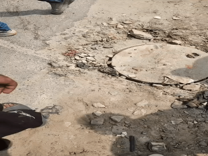 अलास्का चौक से मदन फ्लोर मिल चौक तक नगर निगम की ओर से सीवरेज के काम के लिए खुदाई की गई है।