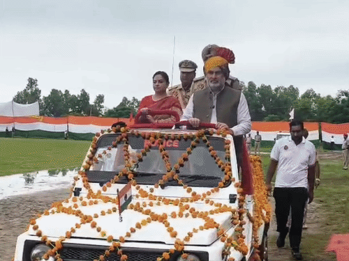 मार्च पास्ट का निरीक्षण करते कैबिनेट मंत्री।