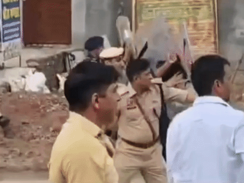 हांसी में SP विनोद कुमार भी पत्थर फेंकते हुए दिखे।