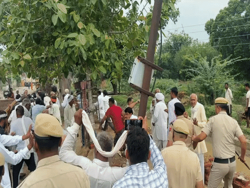ग्रमणीणों पर लाठीचार्ज करती पुलिस।