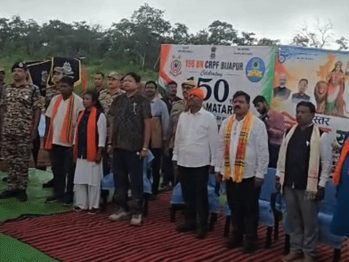 वंदे मातरम् के 150 वर्ष पूरे होने के अवसर पर ‘वंदे मातरम्’ का सामूहिक गायन किया गया।