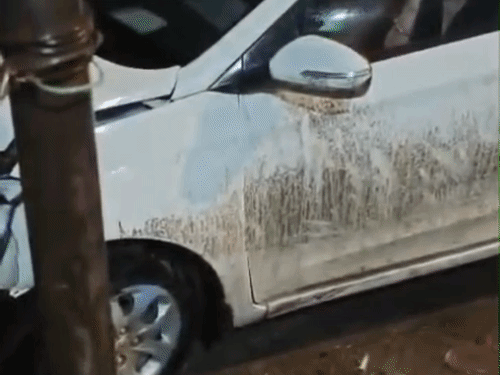 तेज रफ्तार कार लहराते हुए दुकान के पास फुटपाथ पर चढ़ गई।