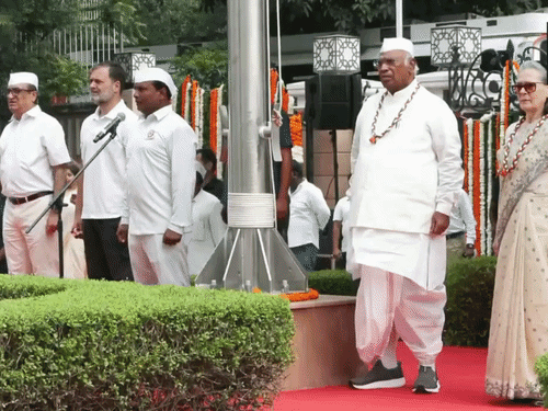 दिल्ली में कांग्रेस मुख्यालय में ध्वजारोहण किया गया। इस दौरान झंडे के दाईं ओर खड़गे और सोनिया, बाईं ओर राहुल गांधी खड़े दिखे।