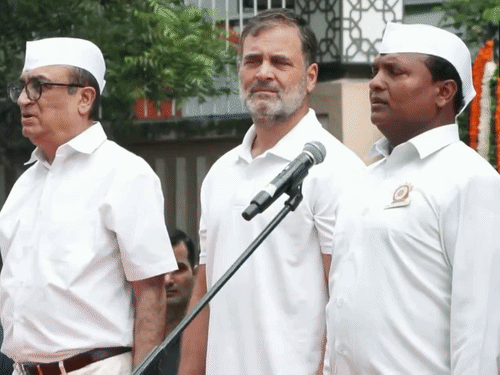 वंदे मातरम् गाया जा रहा था, तभी सोनिया पीछे मुड़कर इशारा करती दिखीं। राहुल ने भी इशारे में कुछ पूछा।