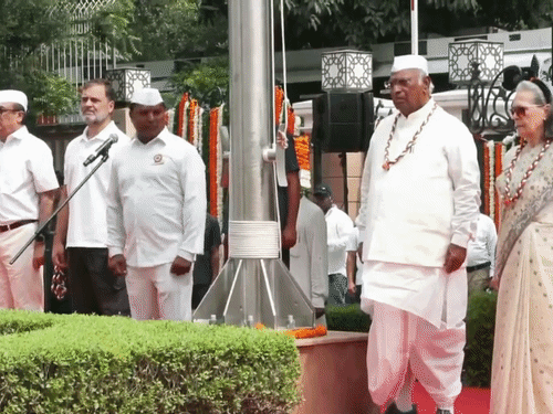 वंदे मातरम् पूरा होने के बाद खड़गे ने कांग्रेस मुख्यालय में ध्वजारोहण किया।