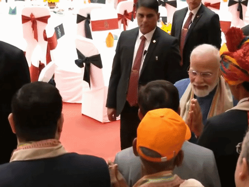 राष्ट्रपति की ओर से आयोजित कार्यक्रम में पीएम मोदी मेहमानों से मिले।
