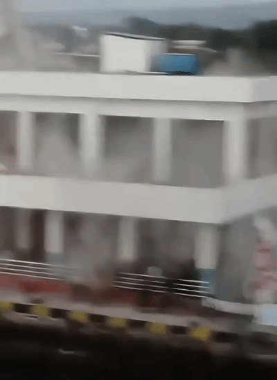 सोशल मीडिया पर शेयर किए गए एक वीडियो में इंडोनेशिया में आए शक्तिशाली भूकंप के बाद इमारत का एक हिस्सा ढहता हुई दिखाई दिया।