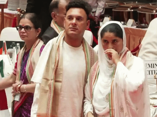 पैरा-क्रिकेटर आमिर हुसैन लोन एट होम रिसेप्शन में पहुंचे।