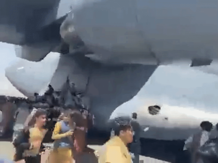 उस समय की सबसे चर्चित तस्वीरों में अमेरिकी वायुसेना के C-17 ग्लोबमास्टर विमान से लटके लोगों की तस्वीर शामिल थी। अमेरिकी सैनिकों को रनवे खाली कराने के लिए अभियान रोकना पड़ा। यह फुटेज 16 अगस्त 2021 का है।