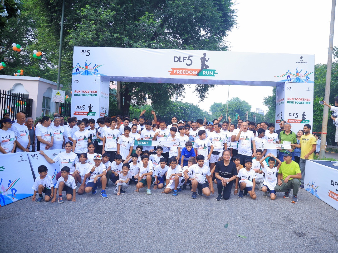 गुरुग्राम में पॉश इलाके डीएलएफ फेस-5 में निकाली गई फ्रीडम रन के दौरान मौजूद रेजिडेंट्स।