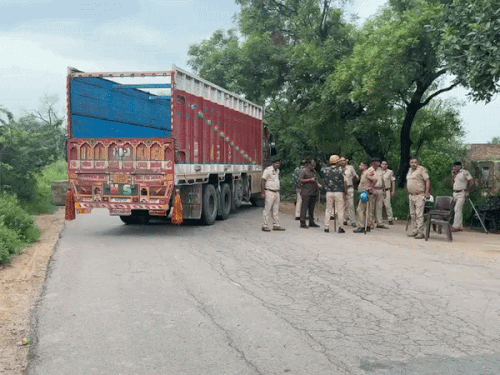हांसी पुलिस की ओर से लिंक रास्तों को बंद कर दिया गया है।