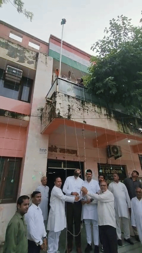 जिला पंचायत कार्यालय पर झंडा फहराते अध्यक्ष गौरव चौधरी