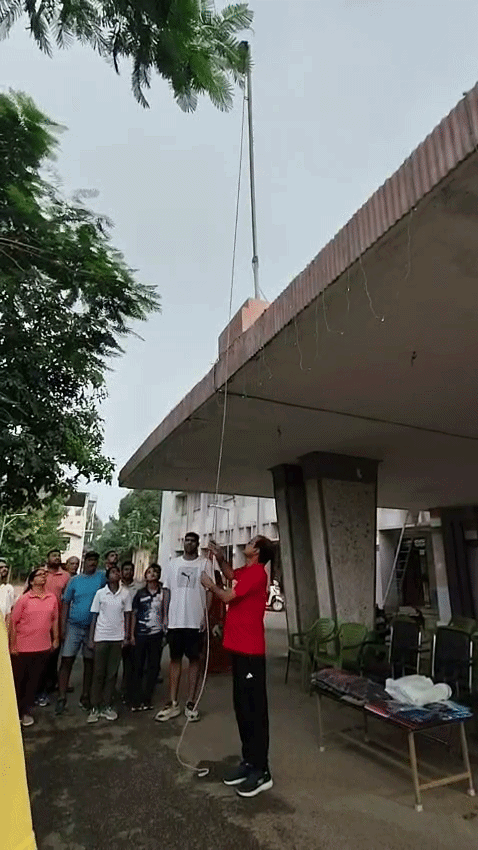 कैलाश प्रकाश स्पोर्टस स्टेडियम में झंडा फहराते RSO जितेंद्र यादव