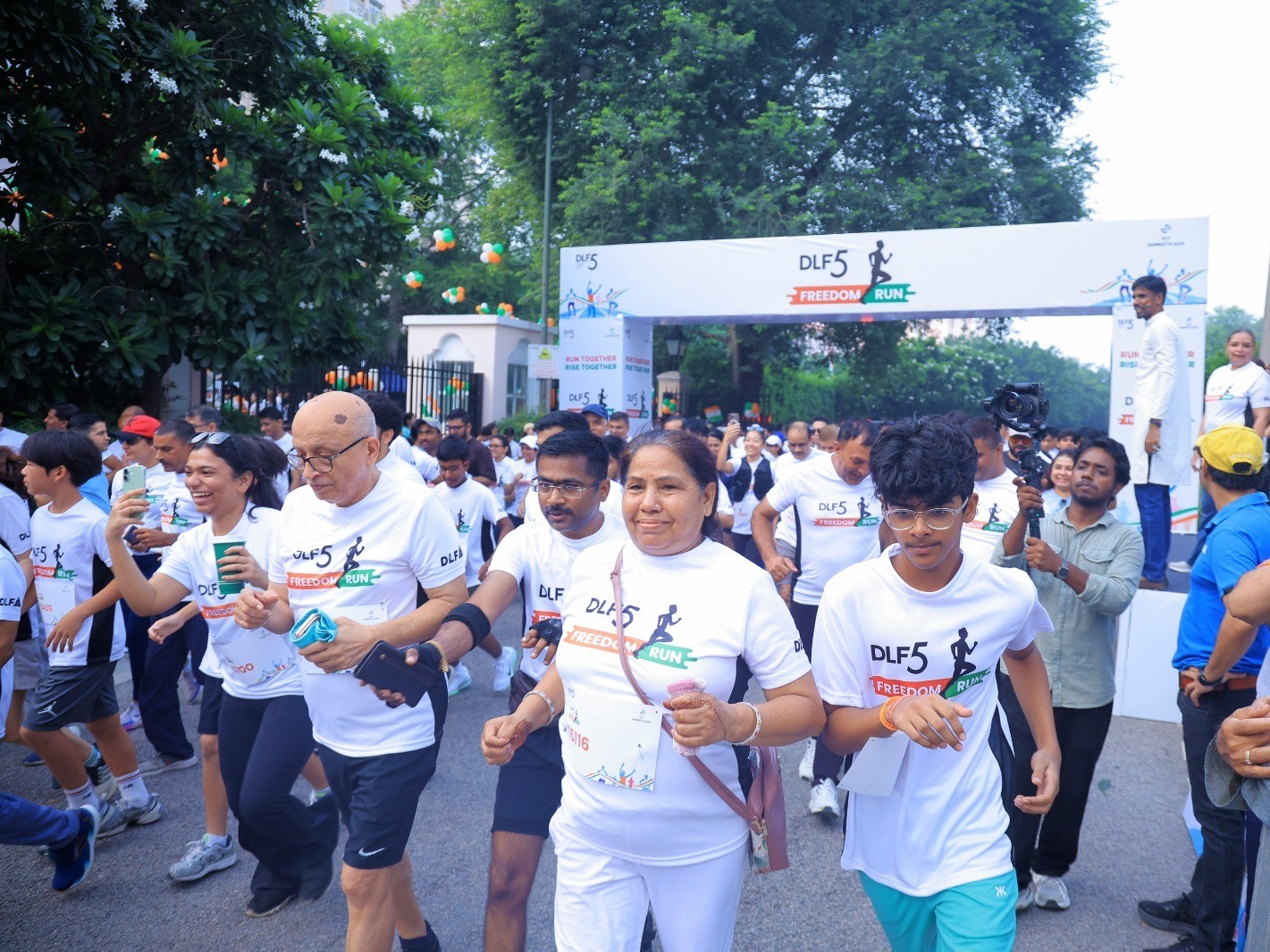 गुरुग्राम में पॉश इलाके डीएलएफ फेस-5 में निकाली गई फ्रीडम रन में दौड़ते रेजिडेंट्स।