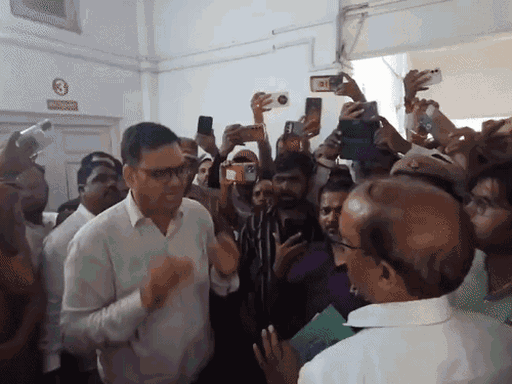 रिंकू सिंह राही ने अधिशासी अधिकारी से कहा था कि आप किसी भी तरह सहयोग नहीं कर रहे।