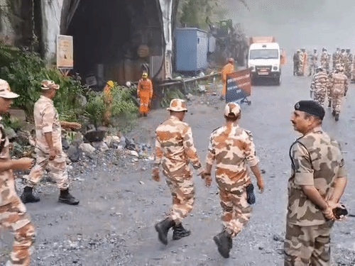 सूत्रों के अनुसार करीब 125 लोगों की पूरी टीम है जो इस रेस्क्यू अभियान में लगी हुई है।