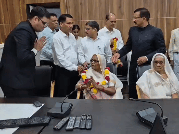 कलेक्ट्रेट सभागार में डीएम राजेश कुमार पांडेय और एसडीएम रिंकू सिंह राही ने स्वतंत्रता संग्राम सेनानी के परिजनों को सम्मानित किया।