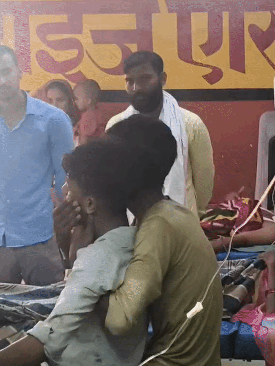 राहगिर ने अपने मोटरसाइकिल से युवक को हॉस्पिटल पहुंचाया।