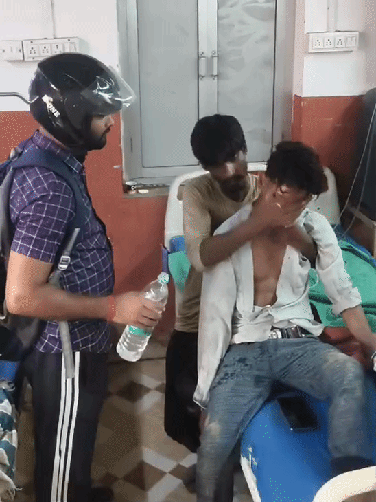 1 घंटे लगातार छोटे भाई को जगाने की जद्दोजहद में बड़ा भाई लगा रहा।