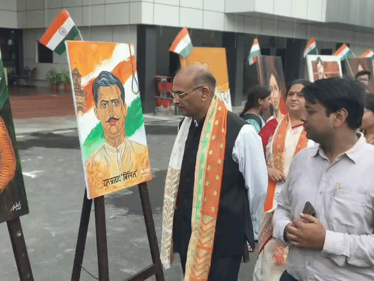कुलपति प्रो. विनय पाठक ने स्टूडेंट्स की बनाई पेंटिग देखी।