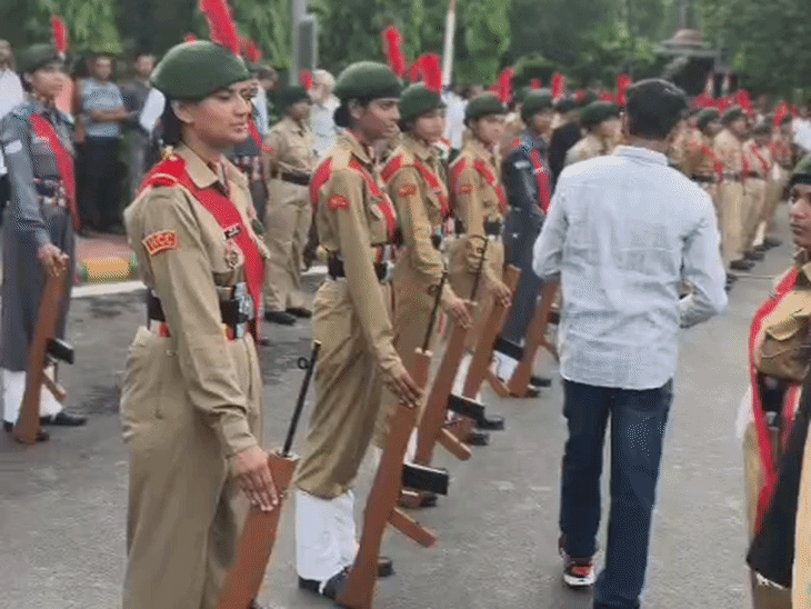 समारोह के दौरान विश्वविद्यालय के एनसीसी कैडेट्स ने शानदार परेड का प्रदर्शन किया।