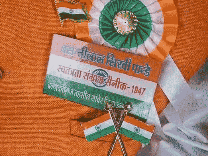 स्वतंत्रता संग्राम सेनानी बसंतीलाल सिखी पांडे चंद्रावतीगंज में रहते हैं।