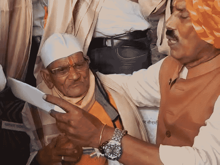 मंत्री तुलसी सिलावट ने बसंतीलाल पांडे का सम्मान किया।