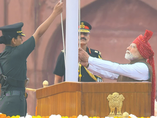 पीएम मोदी ने स्वतंत्रता दिवस के मौके पर लाल किले पर 13वीं बार तिरंगा फहराया।
