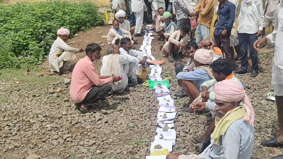 यह तस्वीर राजगढ़ के खिलचीपुर की है। किसान खाद के लिए लाइन में परेशान दिख रहे।