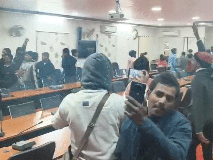 खगड़िया में 4 साल की बच्ची की हत्या के बाद उग्र ग्रामीणों ने डीएम के ऑफिस में तोड़फोड़ की थी।