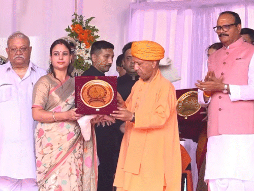 राष्ट्रपति पदक से सम्मानित सेना के हवलदार पंकज सिंह की पत्नी शक्ति सिंह ने सीएम योगी के पैर छुए।
