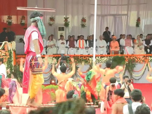 लखनऊ में स्वतंत्रता दिवस समारोह में कलाकारों ने सीएम योगी के सामने परफॉर्म किया।