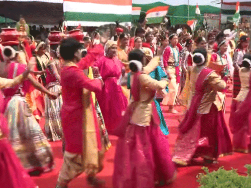 स्वतंत्रता दिवस समारोह में यूपी के अलावा जम्मू-कश्मीर, मध्य प्रदेश समेत कई राज्यों के कलाकारों ने हिस्सा लिया।