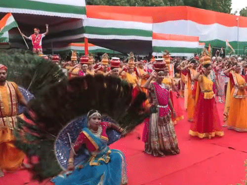 स्वतंत्रता दिवस समारोह में ब्रज के कलाकारों ने परफॉर्म किया।