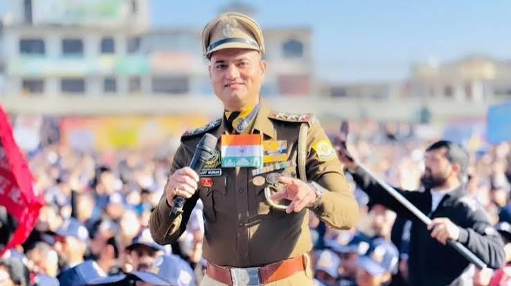 हॉरमनी ऑफ द पाइन ऑरकेस्ट्रा के प्रभारी एवं DSP विजय कुमार।