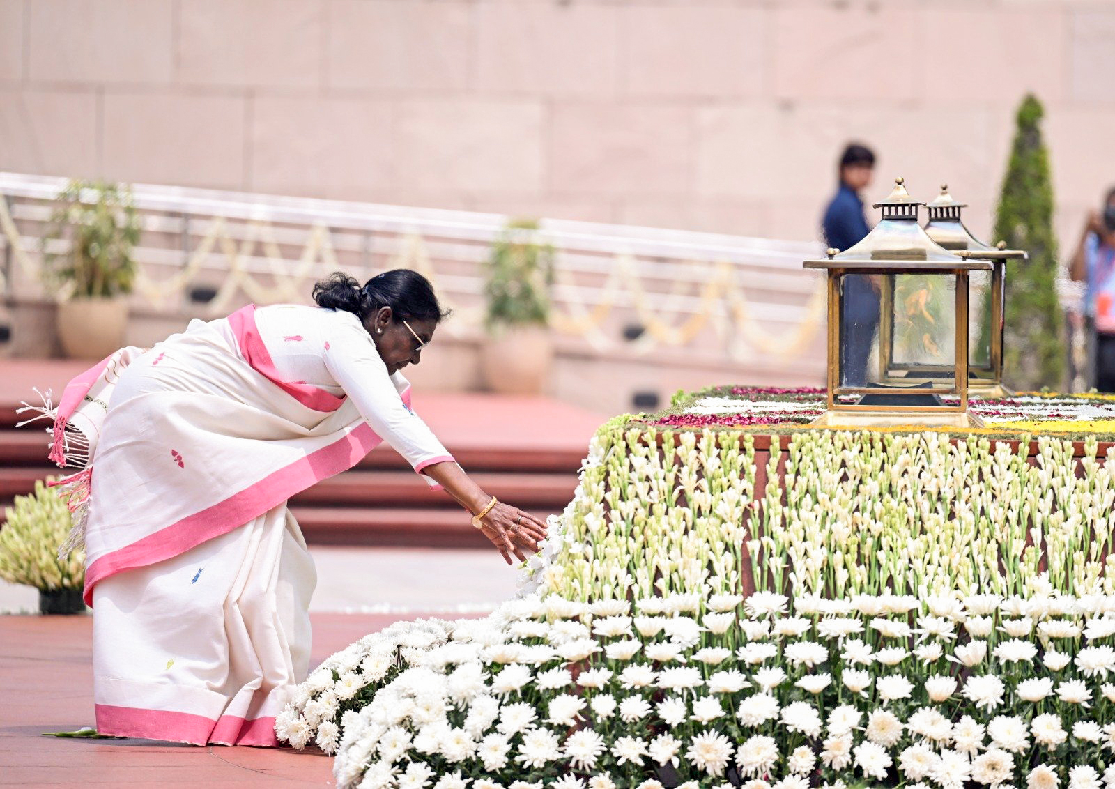 राष्ट्रपति मुर्मू ने राष्ट्रीय युद्ध स्मारक पर शहीदों को श्रद्धांजलि अर्पित की।