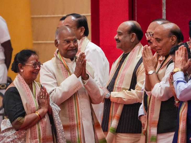 पूर्व राष्ट्रपति कोविंद ने पत्नी के साथ बिड़ला और रक्षा मंत्री राजनाथ सिंह का अभिवादन किया।