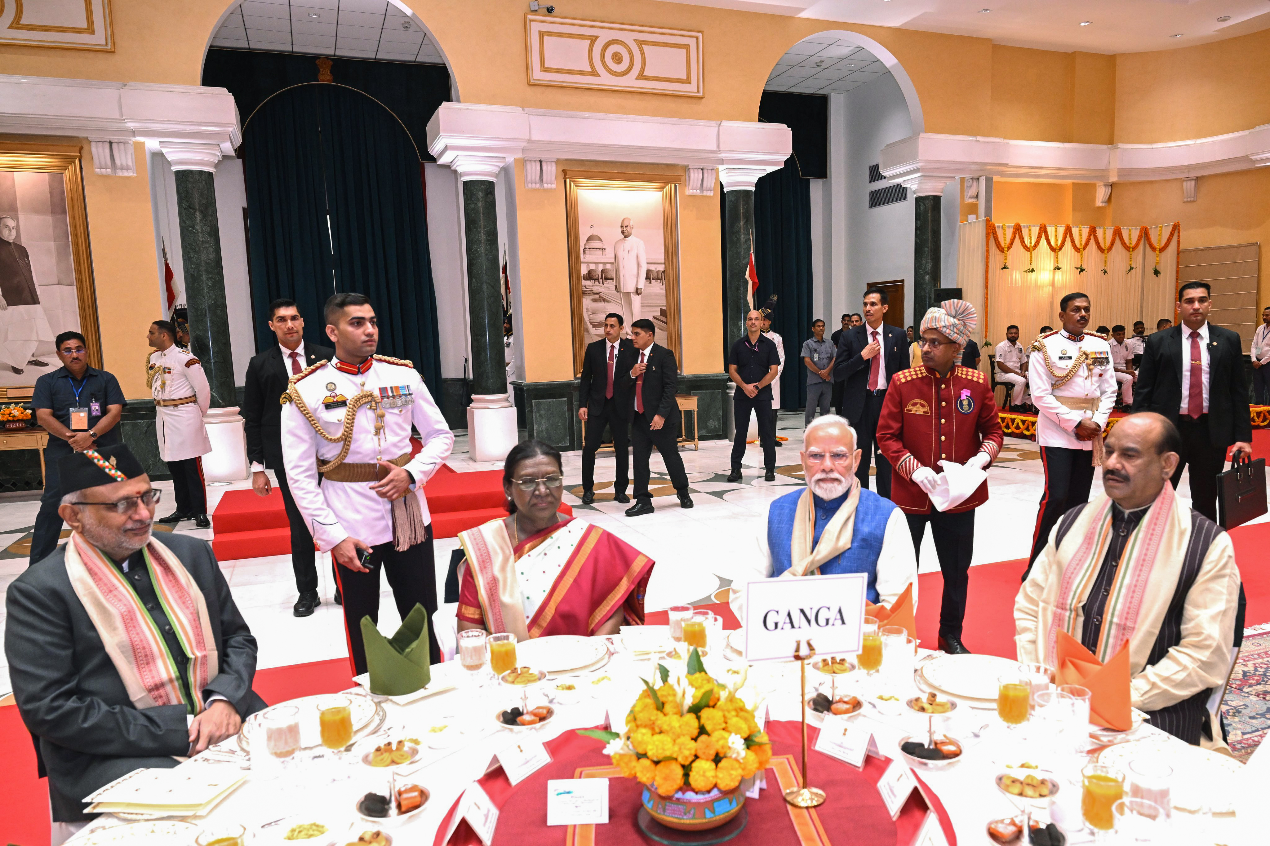 राष्ट्रपति मुर्मू, उपराष्ट्रपति सीपी राधाकृष्णन, पीएम और लोकसभा अध्यक्ष ओम बिड़ला साथ बैठे।