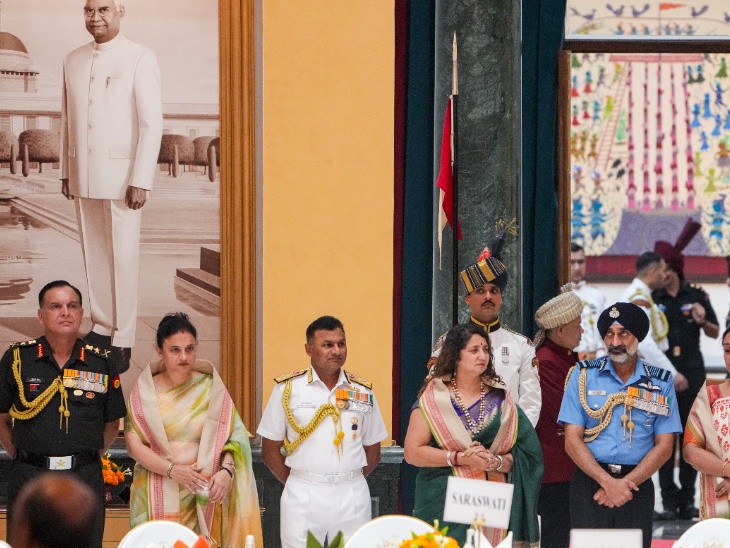 नौसेना प्रमुख एडमिरल कृष्ण स्वामीनाथन वायु सेना प्रमुख अमर प्रीत सिंह और उनकी पत्नी से बातचीत करते हुए।