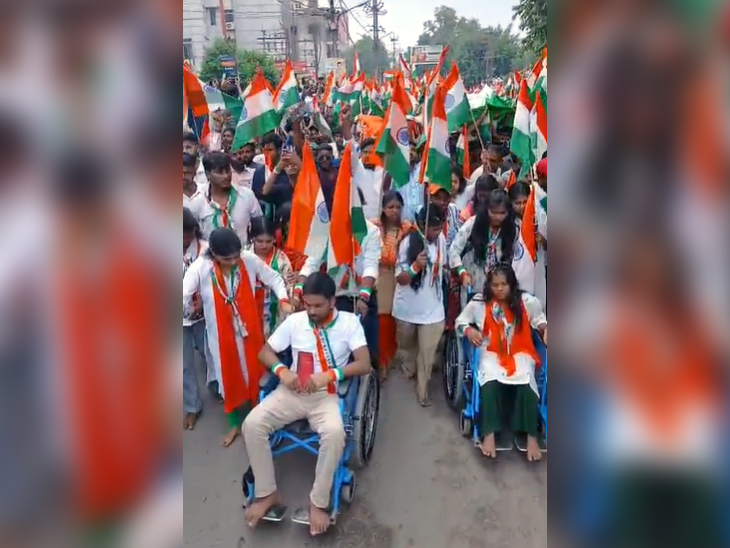 तिरंगा यात्रा में जयपाल सिंह मुंडा स्टेडियम में भूख हड़ताल पर बैठे छात्र भी शामिल हुए।