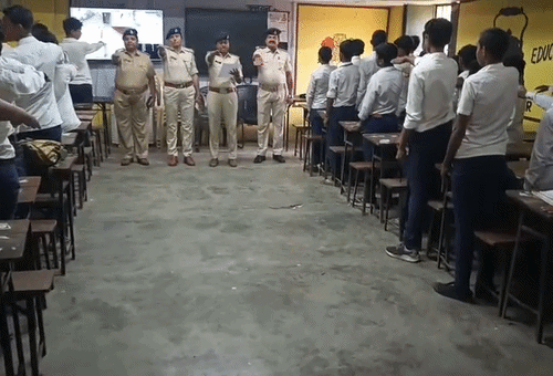 ऑपरेशन विधि पालक युवक के दौरान पुलिस अधिकारियों ने स्कूल-कॉलेज के छात्रों को महिलाओं के खिलाफ अपराध नहीं करने की शपथ दिलाई।