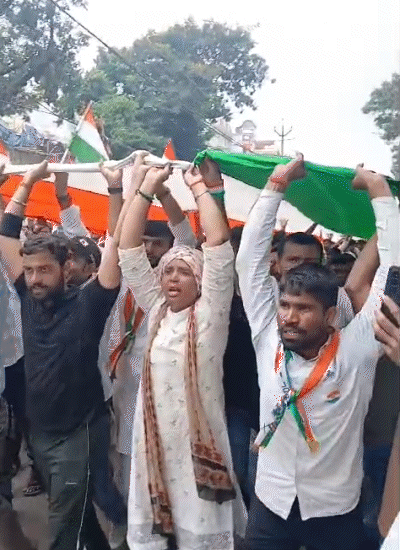 छात्र 300 मीटर लंबे तिरंगे के साथ यात्रा में शामिल हुए हैं।