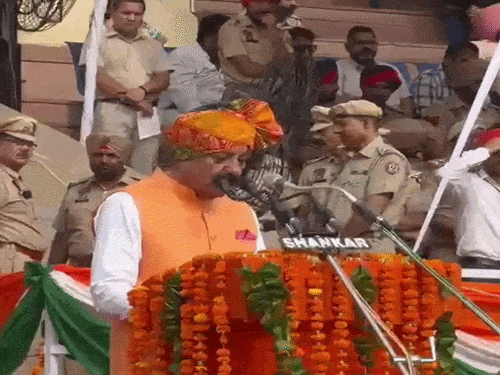 जालंधर में स्वतंत्रता दिवस समारोह के दौरान लोगों को संबोधित करते कैबिनेट मंत्री मोहिंदर भगत।