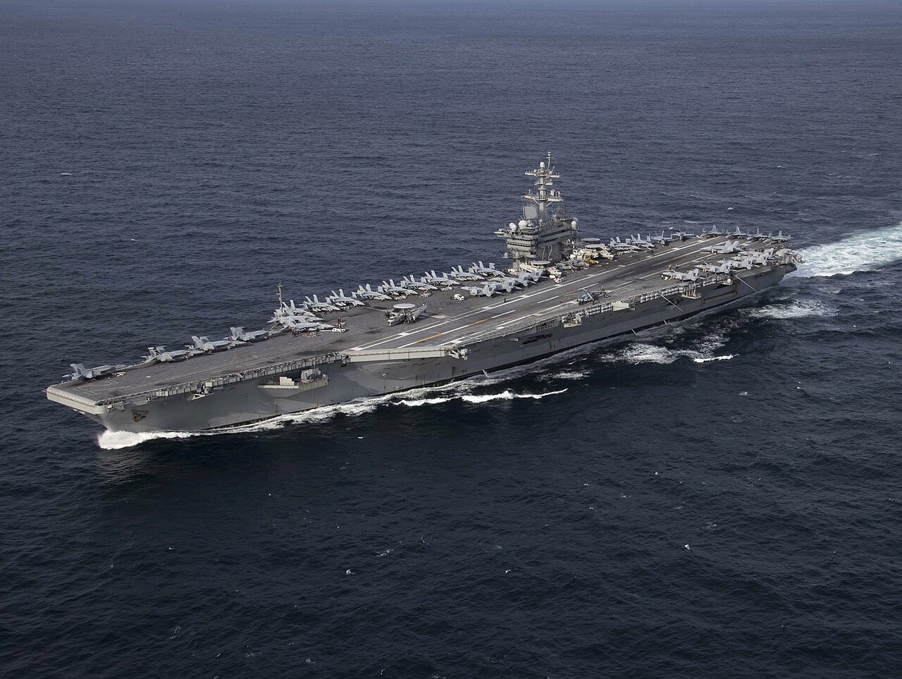 USS अब्राहम लिंकन में 5 हजार से ज्यादा नाविक सवार हो सकते हैं। यह न्यूक्लियर क्षमताओं से लेस है और 70 एयरक्राफ्ट लॉन्च कर सकता है।