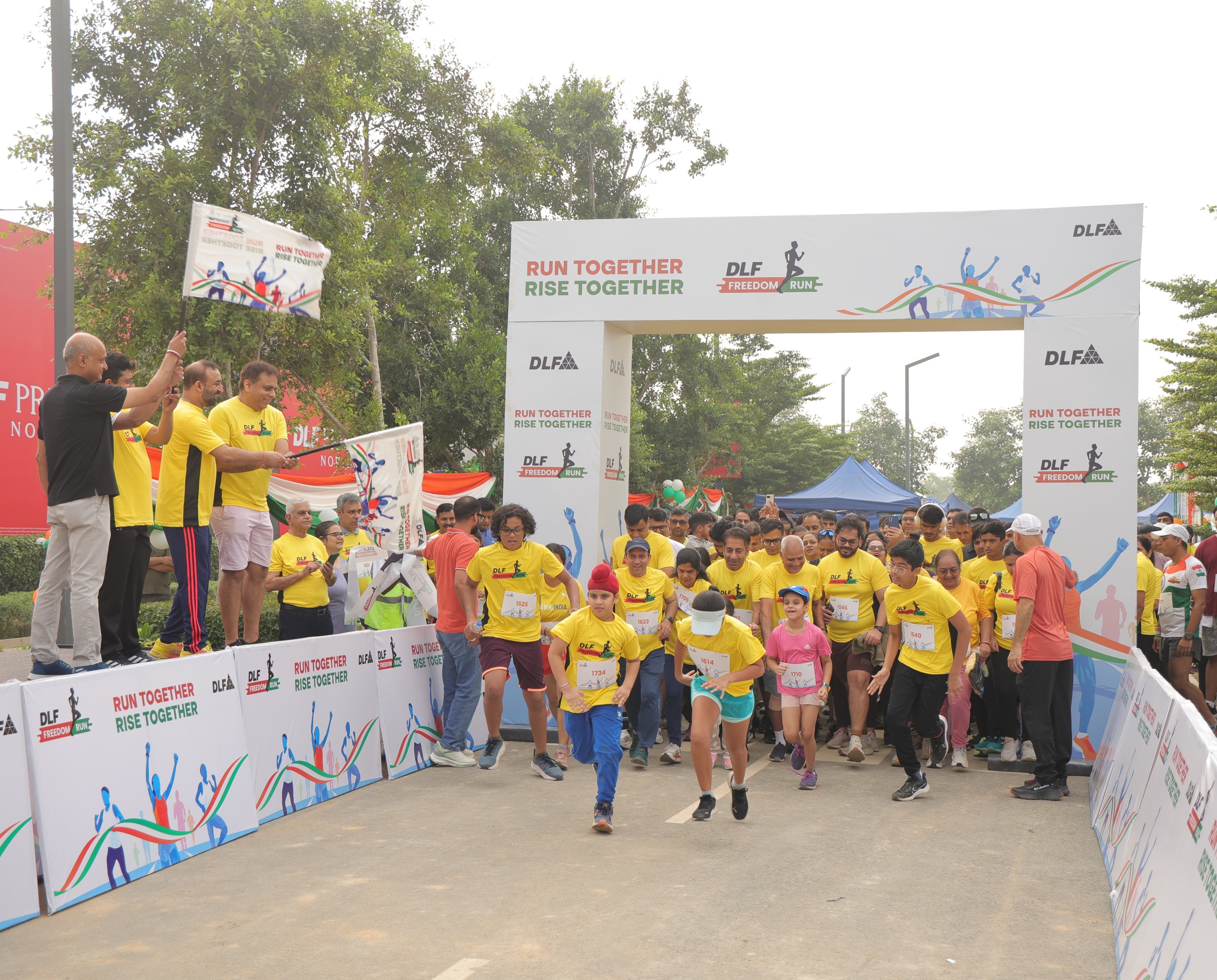 डीएलएफ गार्डनसिटी और डीएलएफ प्रिवाना इकोसिस्टम के रेजिडेंट्स दौड़ में हिस्सा लेते हुए।