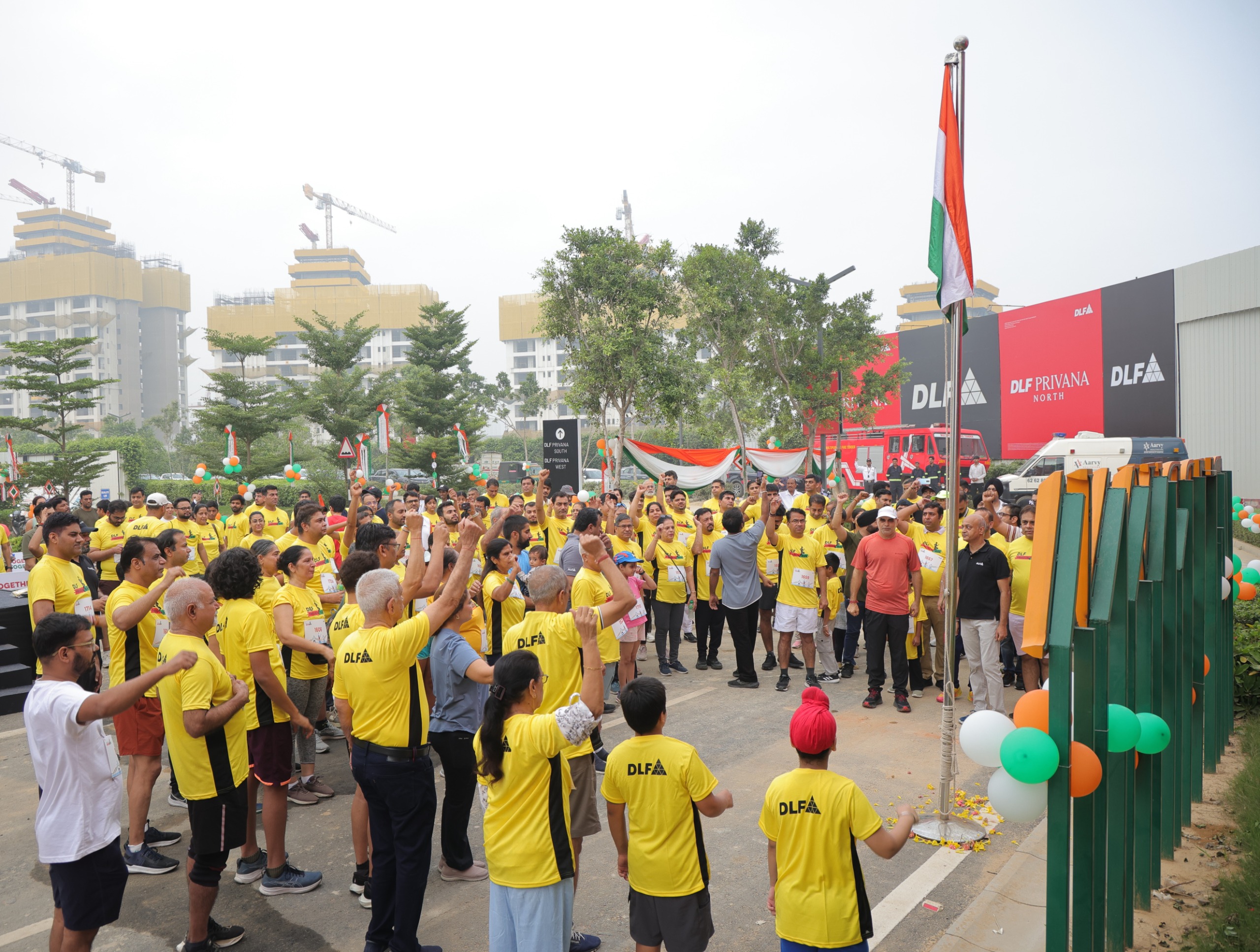 डीएलएफ गार्डनसिटी और डीएलएफ प्रिवाना इकोसिस्टम के रेजिडेंट्स दौड़ में हिस्सा लेते हुए।