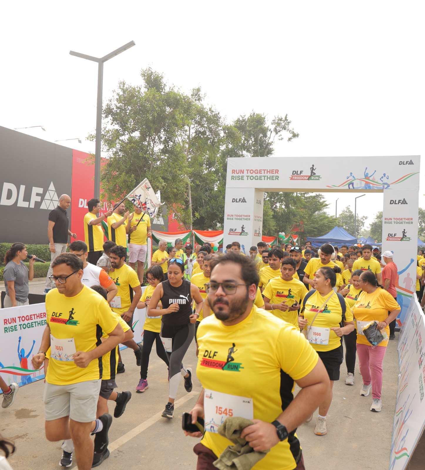 डीएलएफ गार्डनसिटी और डीएलएफ प्रिवाना इकोसिस्टम के रेजिडेंट्स दौड़ में हिस्सा लेते हुए।